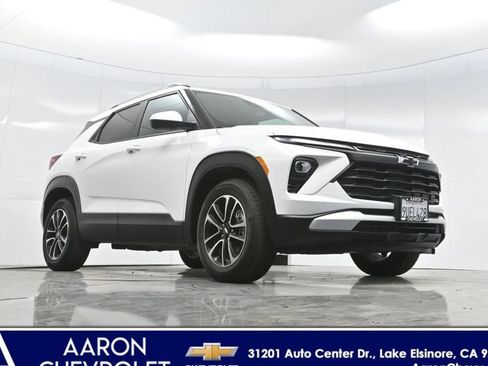 Used 2025 Chevrolet TrailBlazer LT w/ Convenience Package FWD image 2