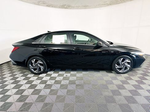 Used 2025 Hyundai Elantra SEL FWD image 2