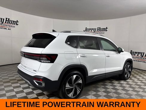 Used 2025 Volkswagen Taos SE w/ Panoramic Sunroof Package AWD/4WD image 5
