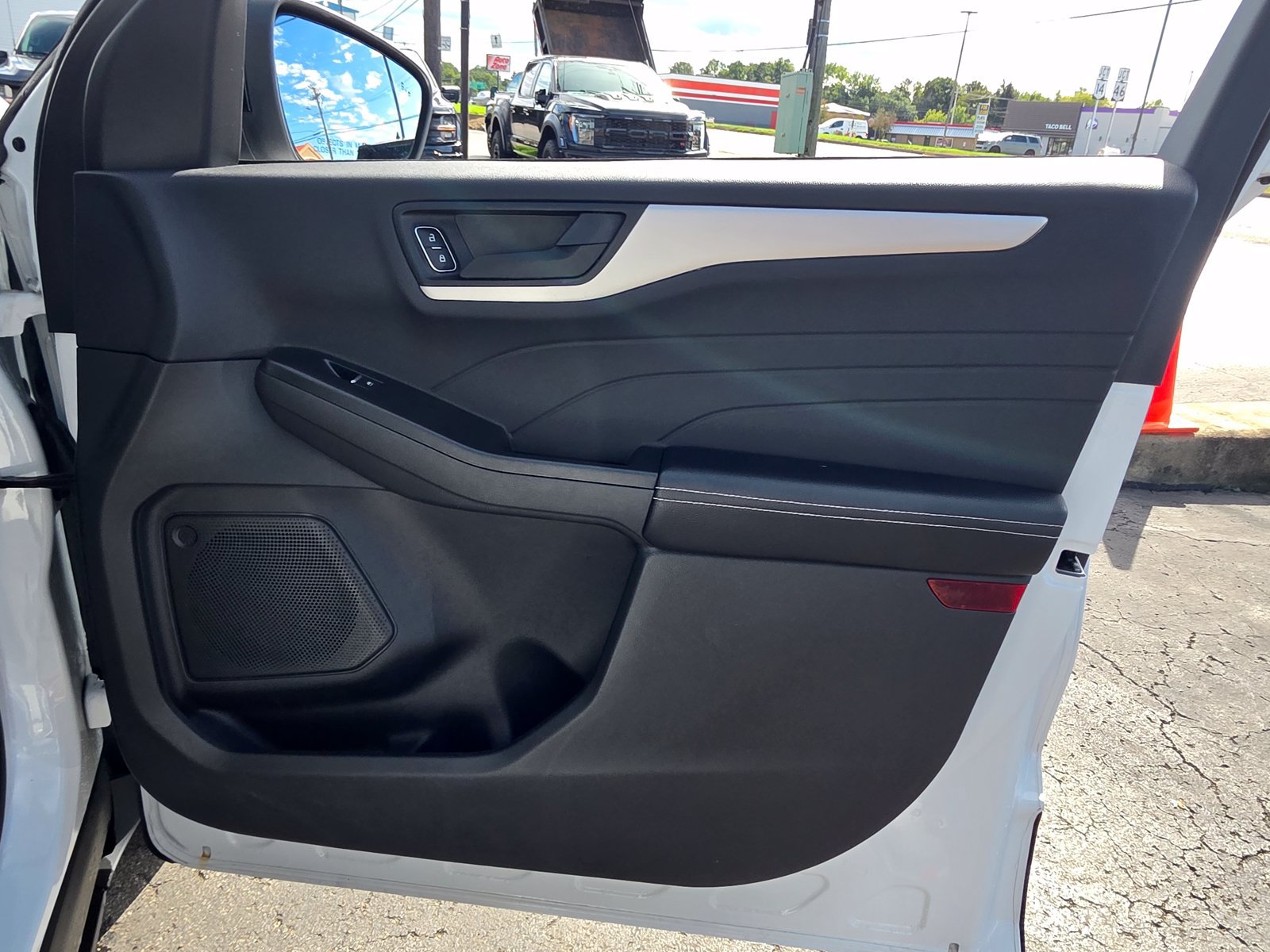 Used 2022 Ford Escape SE w/ SE Sport Appearance Package AWD/4WD image 33