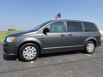Used 2019 Dodge Grand Caravan SE w/ UConnect Hands-Free Group