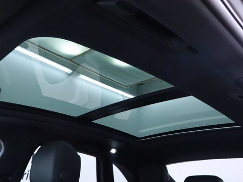 Certified 2025 Porsche Macan AWD/4WD image 13