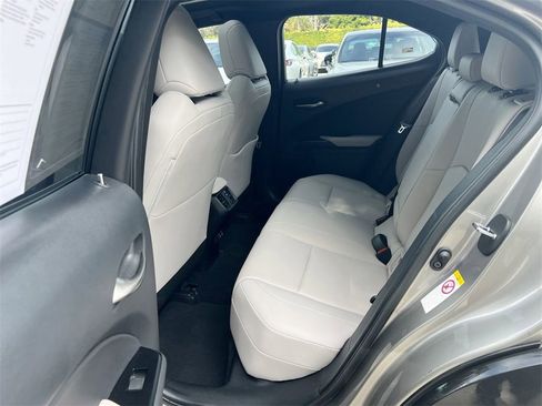 Used 2019 Lexus UX 200 image 19