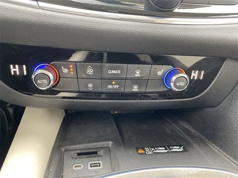 Used 2022 Buick Enclave Essence image 18