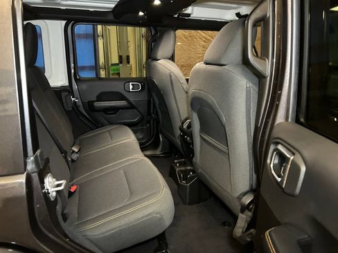 Used 2025 Jeep Wrangler Unlimited Sahara AWD/4WD image 18