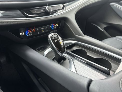 Used 2021 Buick Enclave Essence image 19