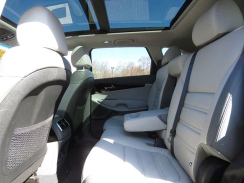 Used 2020 Kia Sorento SX image 21