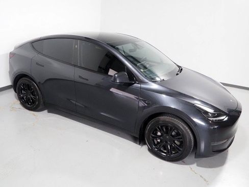 Used 2024 Tesla Model Y 2WD image 13