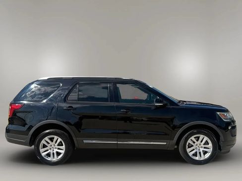 Used 2018 Ford Explorer XLT w/ Equipment Group 202A AWD/4WD image 9
