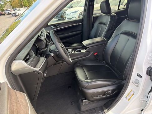 Used 2025 Jeep Grand Cherokee Limited image 17