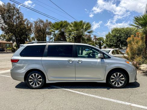 Used 2019 Toyota Sienna XLE w/ XLE Navigation Package AWD/4WD image 15