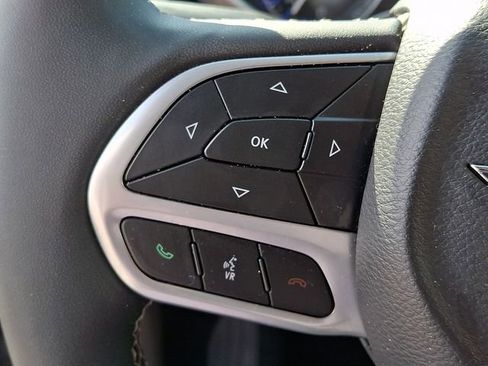 Used 2024 Chrysler Pacifica Touring-L image 17