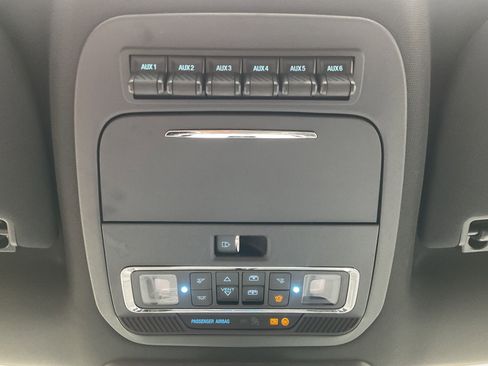 Used 2025 Ford F350 Platinum w/ FX4 Off-Road Package image 38