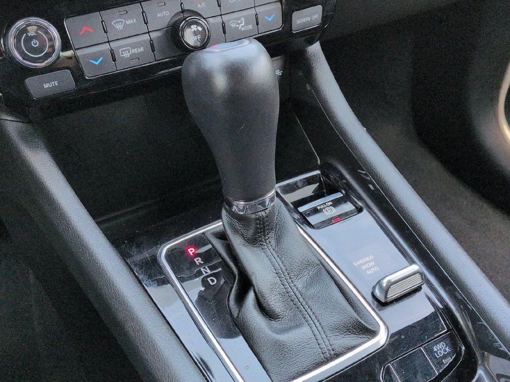 Used 2025 Jeep Compass Latitude w/ Sun & Sound Group AWD/4WD image 19
