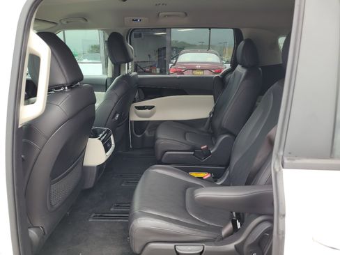 Used 2023 Kia Carnival EX FWD image 11