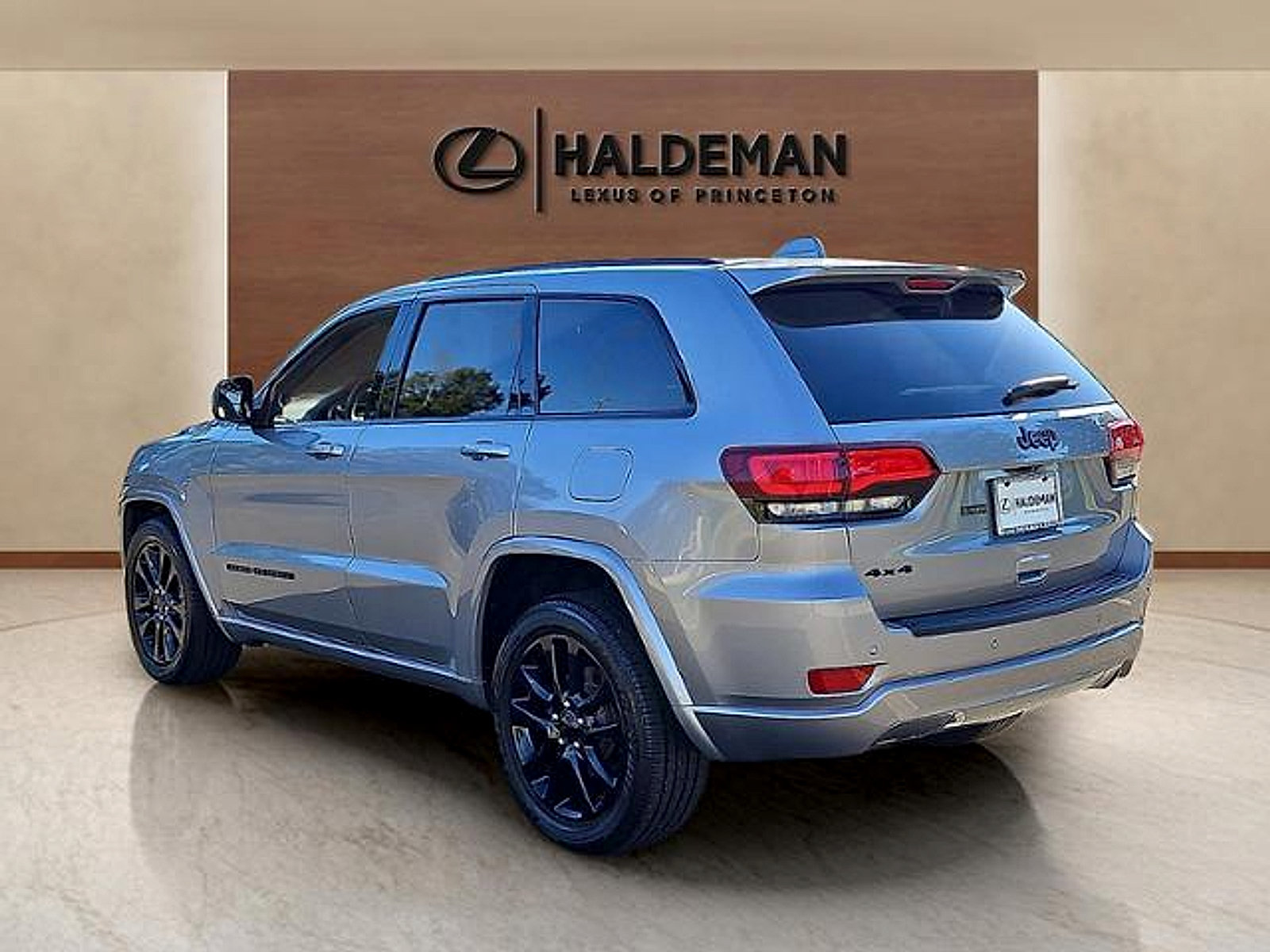 Used 2018 Jeep Grand Cherokee Altitude AWD/4WD image 4