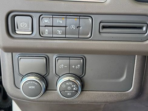 Used 2023 GMC Yukon SLT w/ SLT Luxury Package image 38