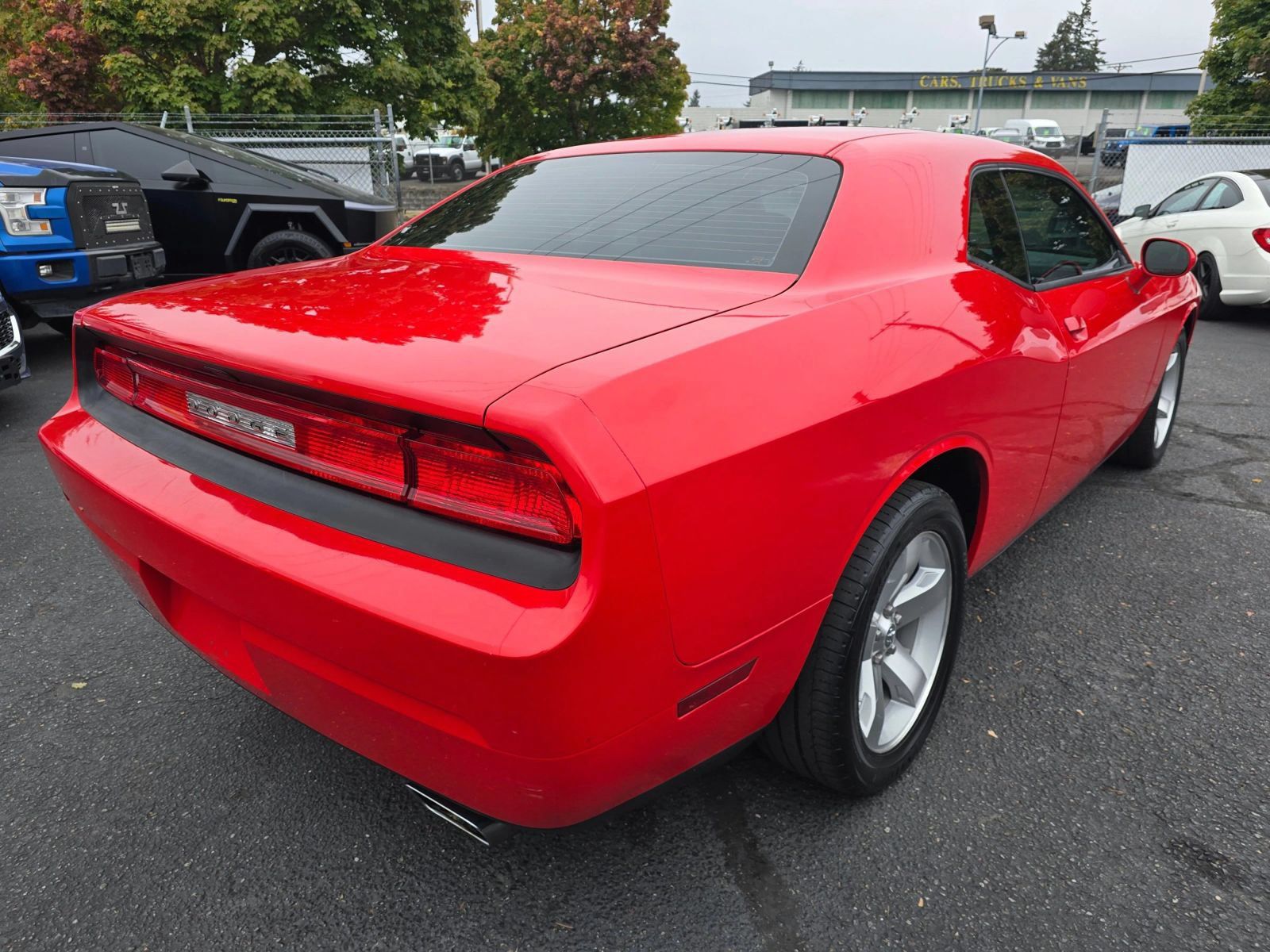 Used 2014 Dodge Challenger SXT RWD image 5