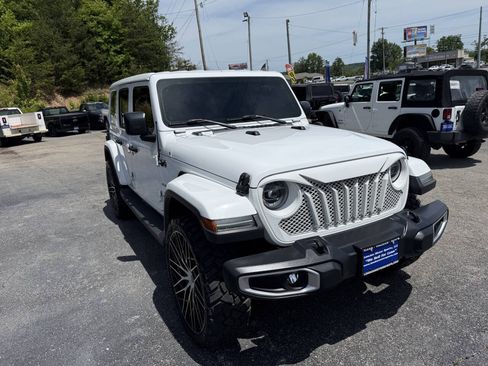 Used 2018 Jeep Wrangler Unlimited Sahara AWD/4WD image 5