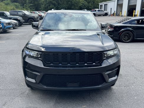 Used 2025 Jeep Grand Cherokee Altitude AWD/4WD image 2