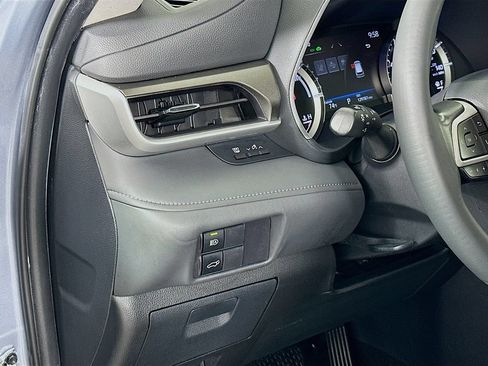 Used 2024 Toyota Highlander XLE FWD image 10