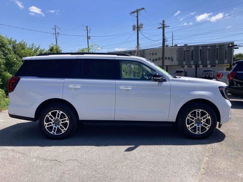 Used 2025 Ford Expedition Active RWD image 2