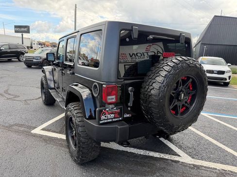 Used 2017 Jeep Wrangler Unlimited Sahara AWD/4WD image 3