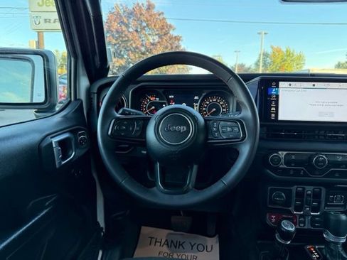 Used 2025 Jeep Wrangler Unlimited Rubicon AWD/4WD image 18