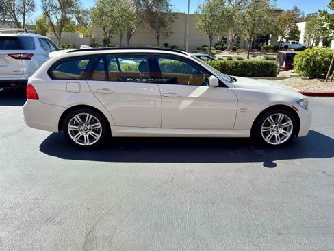 Used 2011 BMW 328i xDrive Wagon AWD/4WD image 7