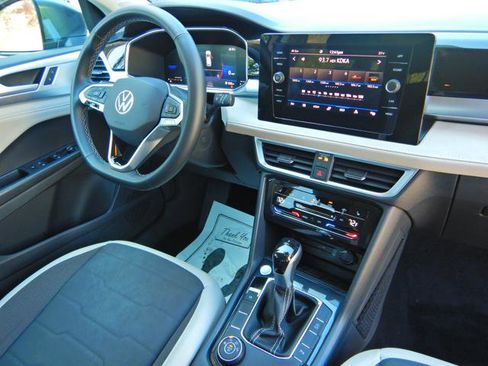Used 2025 Volkswagen Taos SE image 5