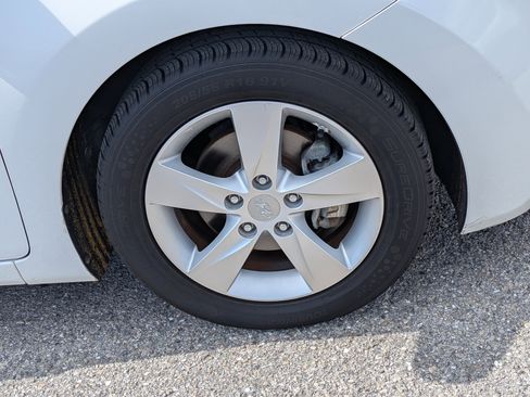 Used 2013 Hyundai Elantra GLS FWD image 11