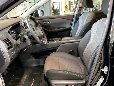 Used 2023 Nissan Rogue SV image 3