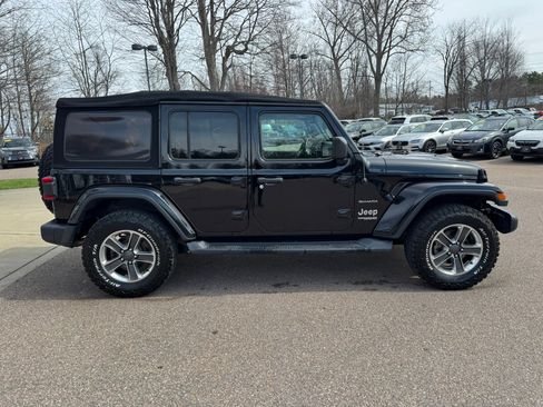 Used 2018 Jeep Wrangler Unlimited Sahara AWD/4WD image 9