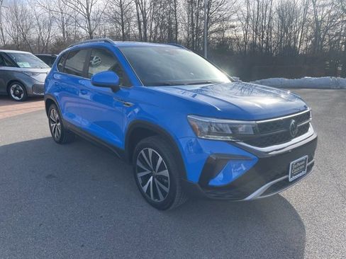 Certified 2023 Volkswagen Taos SE w/ Panoramic Sunroof Package image 5