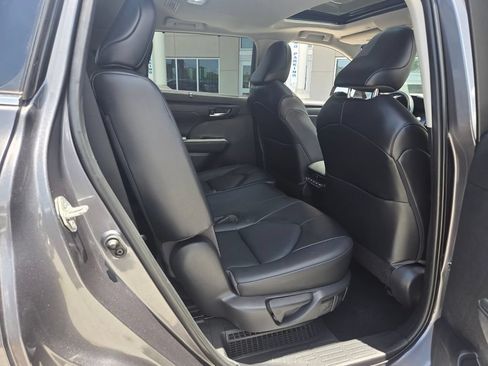 Used 2022 Toyota Highlander XLE FWD image 18