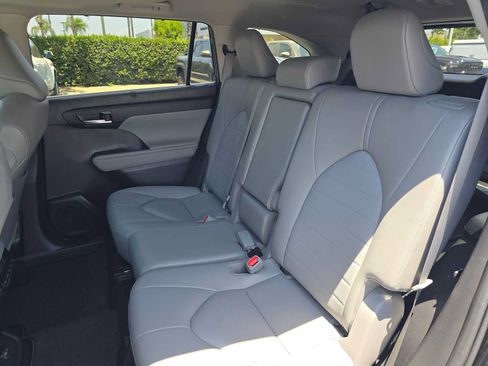 Used 2023 Toyota Highlander XLE FWD image 19