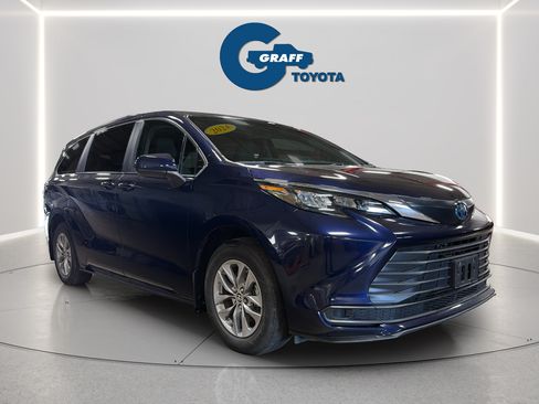 Used 2024 Toyota Sienna LE w/ LE Plus Package AWD/4WD image 4