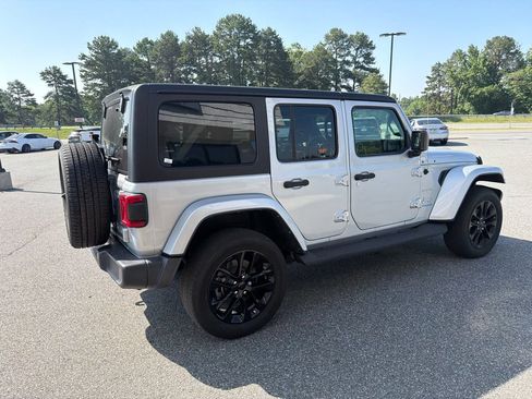 Used 2022 Jeep Wrangler Unlimited Sahara AWD/4WD image 7