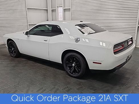Used 2015 Dodge Challenger SXT image 6