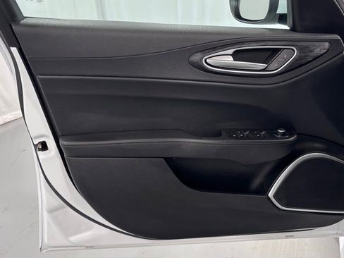 Used 2019 Alfa Romeo Giulia AWD image 16