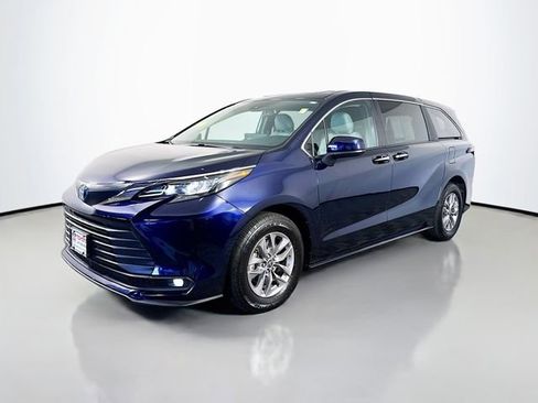 Used 2025 Toyota Sienna XLE AWD/4WD image 2