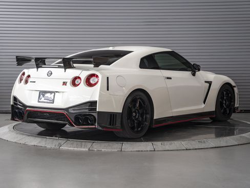 Used 2016 Nissan GT-R NISMO AWD/4WD image 5