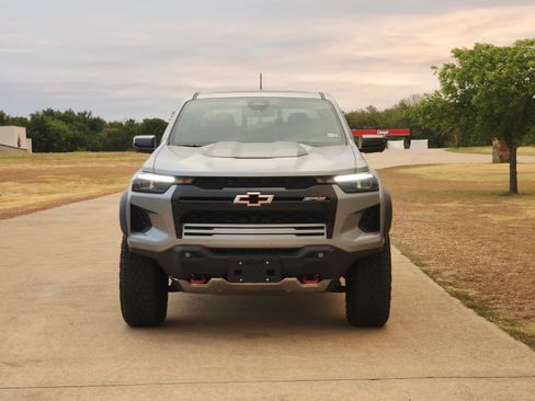 Used 2025 Chevrolet Colorado ZR2 w/ Technology Package AWD/4WD image 6