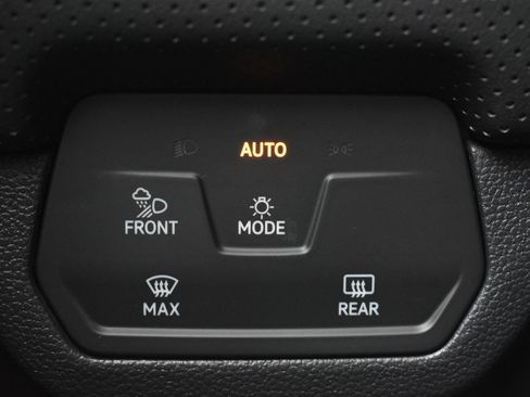 Used 2024 Volkswagen Atlas Cross Sport SE image 18