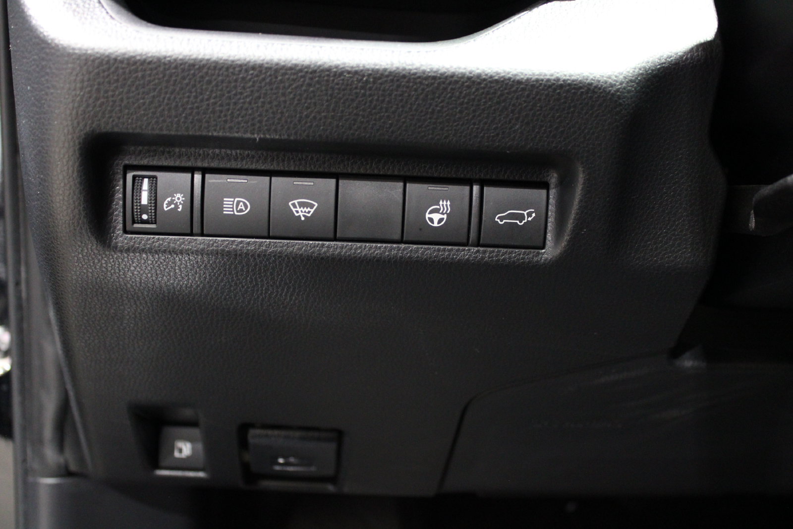 Used 2022 Toyota RAV4 SE w/ Weather & Moonroof Package AWD/4WD image 25