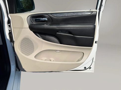 Used 2018 Dodge Grand Caravan SE w/ UConnect Hands-Free Group FWD image 42