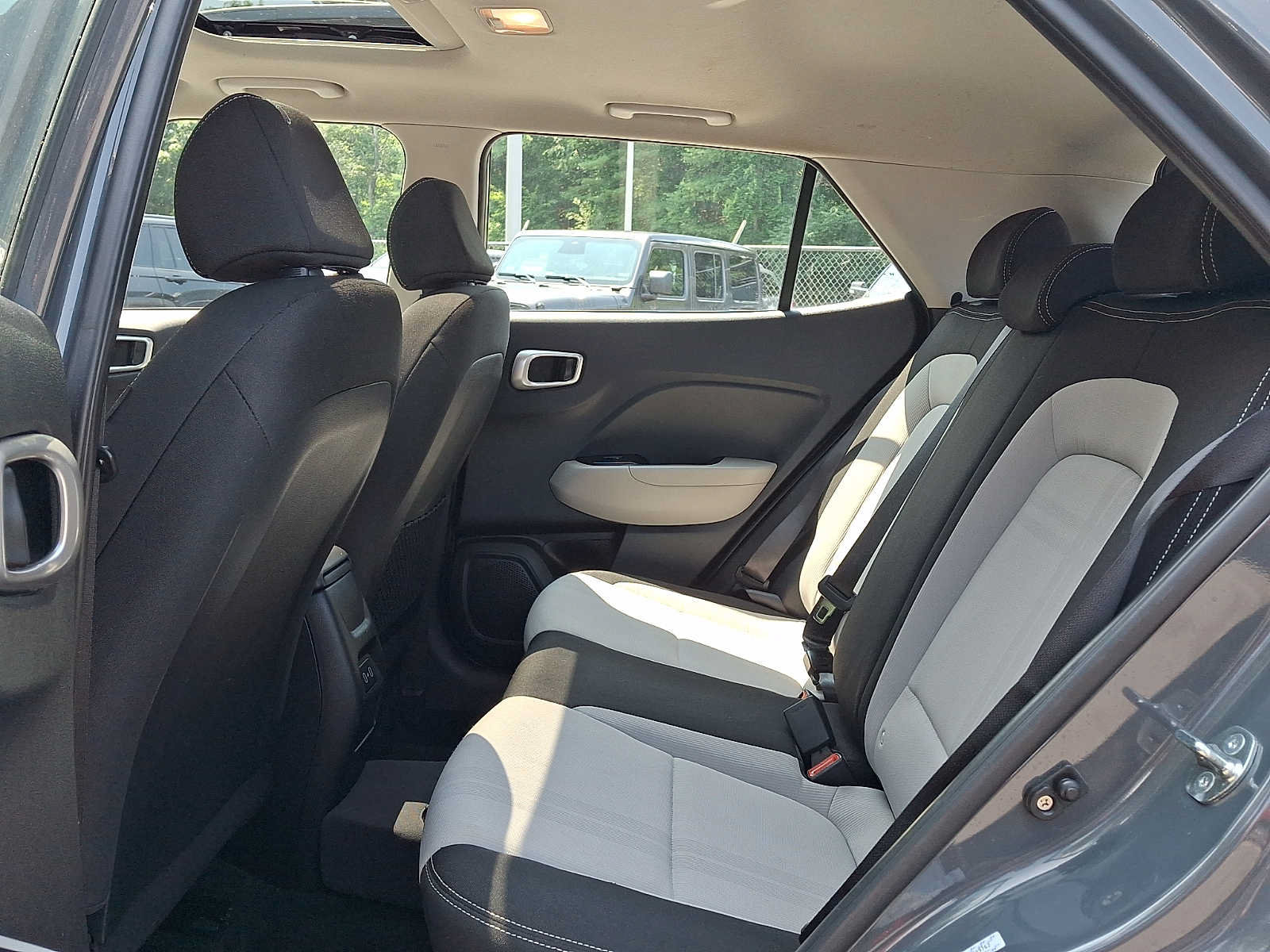 Used 2024 Hyundai Venue SEL FWD image 10
