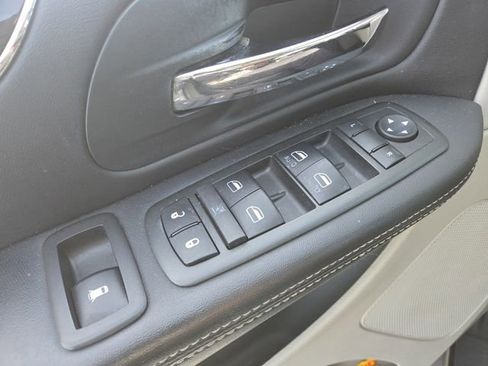 Used 2013 Chrysler Town & Country Touring-L w/ Driver Convenience Group image 8