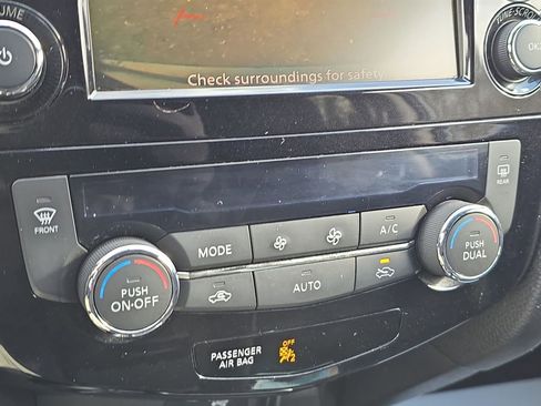 Used 2018 Nissan Rogue SV image 17