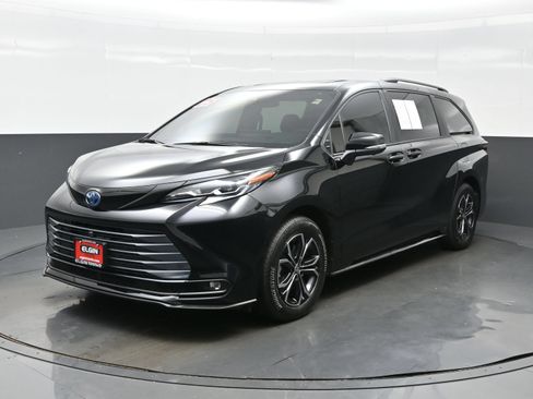 Used 2025 Toyota Sienna Platinum AWD/4WD image 2